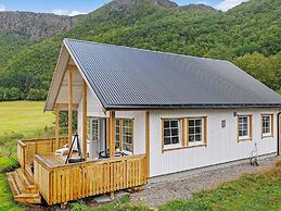 6 Person Holiday Home in Bindalseidet
