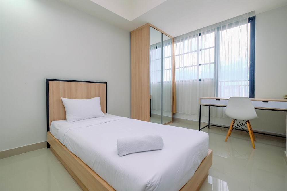 Minimalist Studio Room At Evenciio Margonda Apartment