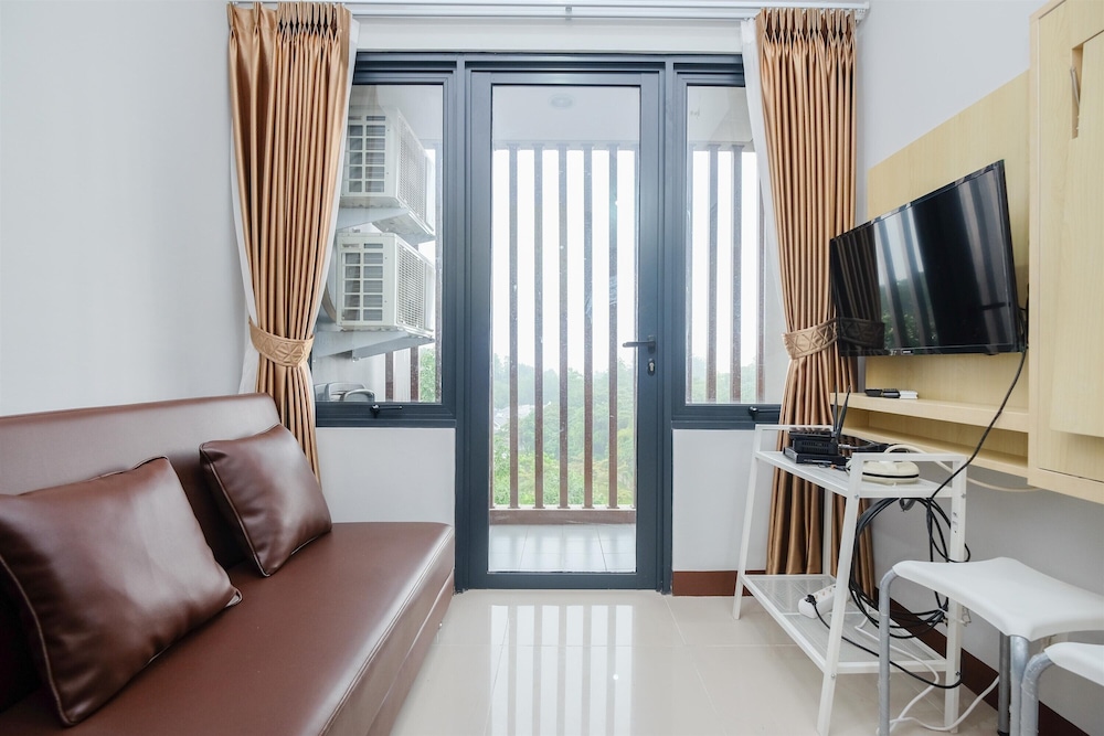 Comfort And Modern 2Br At Royal Heights Apartment