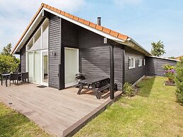 6 Person Holiday Home in Vaeggerlose