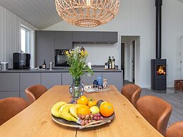 Stylish Lakeview Retreat-by Traum