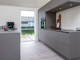 Stylish Lakeview Retreat-by Traum