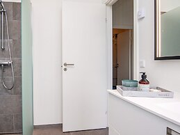 Stylish Lakeview Retreat-by Traum