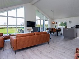 Stylish Lakeview Retreat-by Traum
