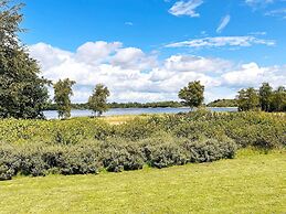 Stylish Lakeview Retreat-by Traum