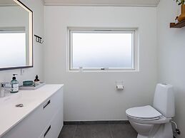 Stylish Lakeview Retreat-by Traum