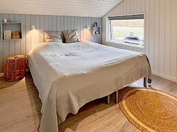 Stylish Lakeview Retreat-by Traum