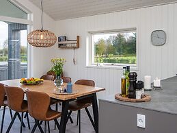 Stylish Lakeview Retreat-by Traum