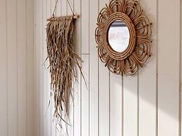 Stylish Lakeview Retreat-by Traum