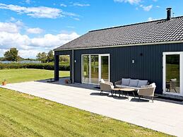 Stylish Lakeview Retreat-by Traum