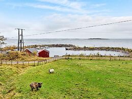 6 Person Holiday Home in Midsund