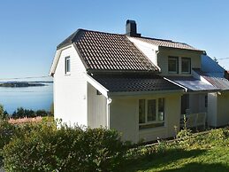 6 Person Holiday Home in Midsund