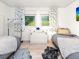 6 Person Holiday Home in Midsund