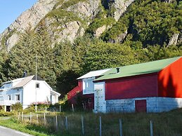 6 Person Holiday Home in Midsund