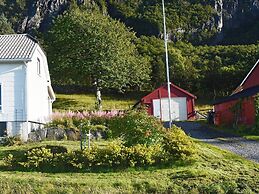 6 Person Holiday Home in Midsund