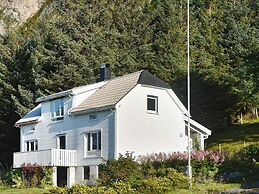 6 Person Holiday Home in Midsund