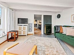 6 Person Holiday Home in Midsund