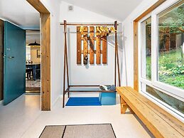 6 Person Holiday Home in Midsund