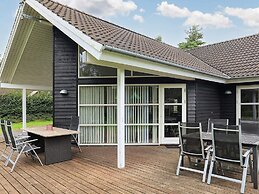 10 Person Holiday Home in Vaeggerlose
