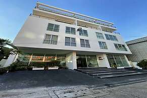 RQ Bangkok Sukhumvit 50 by Collection O