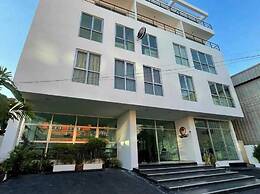 RQ Bangkok Sukhumvit 50 by Collection O