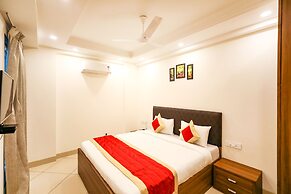 Fabhotel La Paz Stay B&B