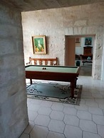 LA MAISON ROYALE