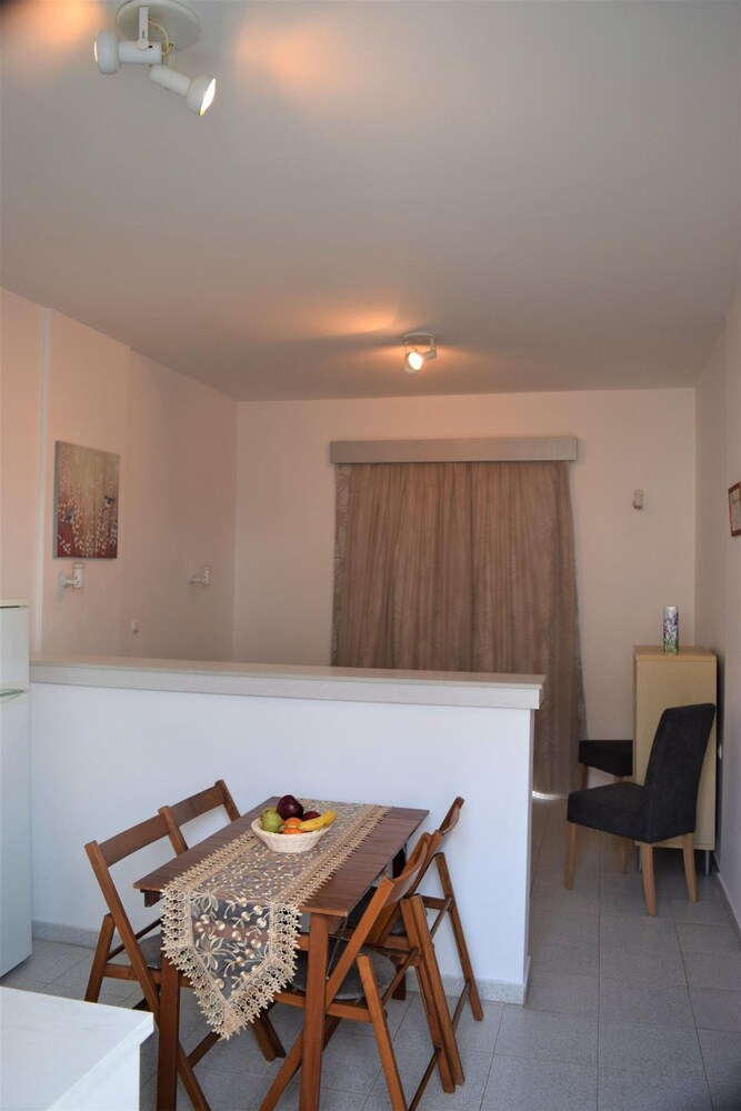 Lefteris Spacious APT Near Ialysos Beach