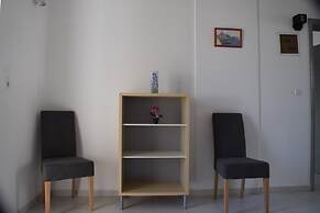 Lefteris Spacious APT Near Ialysos Beach