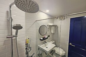 J Place Hotel