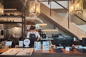 J Place Hotel