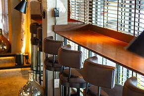 J Place Hotel