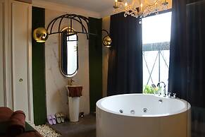Grand Eska Hotel & Suite