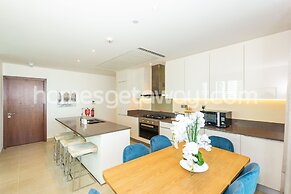 Homesgetaway- 2BR in Marina Gate Tower 2