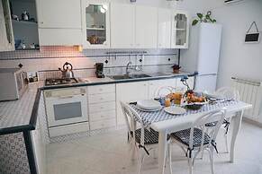 Spacious 4 Bedroom Apartment With Terrace And View