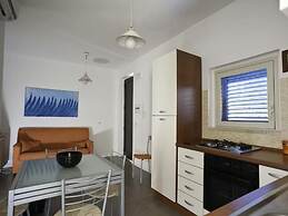Dolce Mare 2 - Sea Front Apartment - Large Terrace - Wifi and Private 