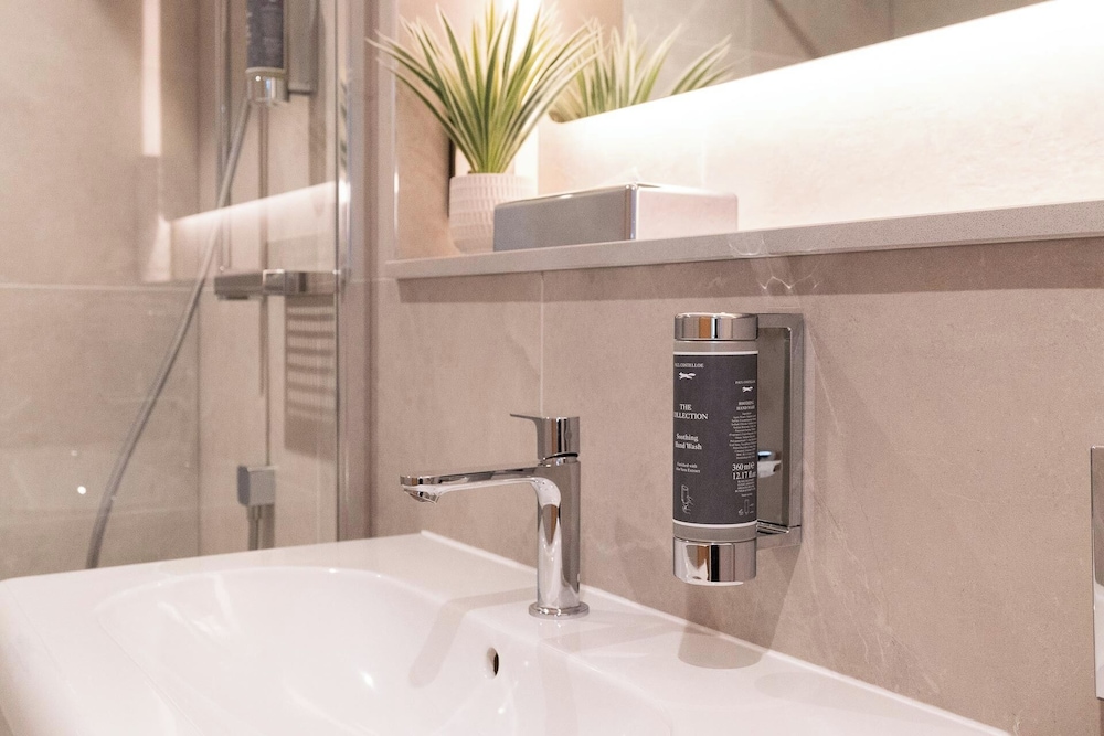 PREMIER SUITES Edinburgh Fountain Court