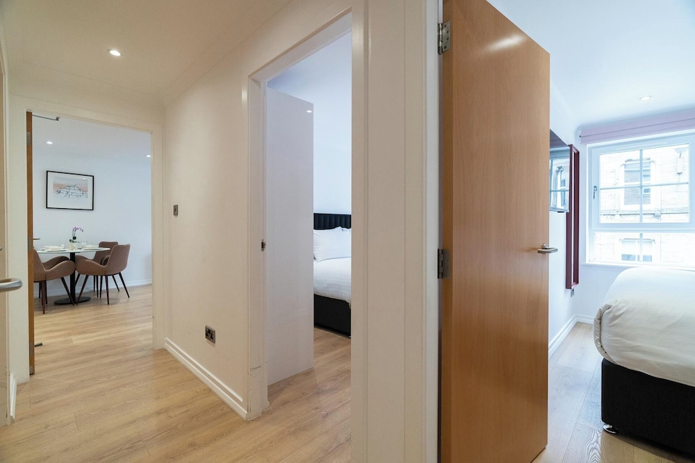 PREMIER SUITES Edinburgh Fountain Court
