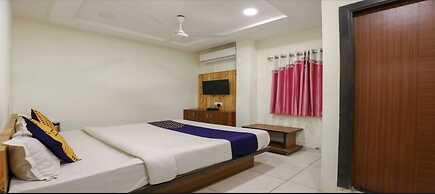 Everest Hotel