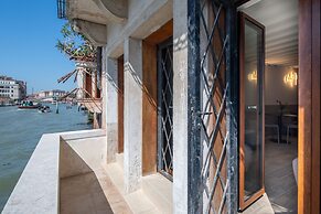 Palace Canal View by Wonderful Italy