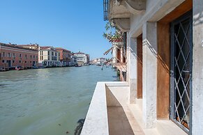 Palace Canal View by Wonderful Italy