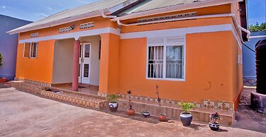 3 Bed House - Sleeps 8, Wifi, Parking, Pets