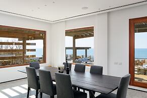 Luxury Villa over the Cliffs by FeelHome