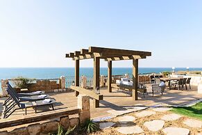 Luxury Villa over the Cliffs by FeelHome
