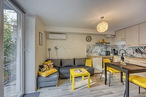 Bumblebee Apartment with Garden