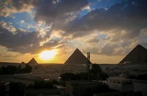 Falcon pyramids inn