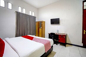 OYO Flagship 90890 Bratang Gede Residence