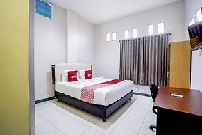 OYO Flagship 90890 Bratang Gede Residence