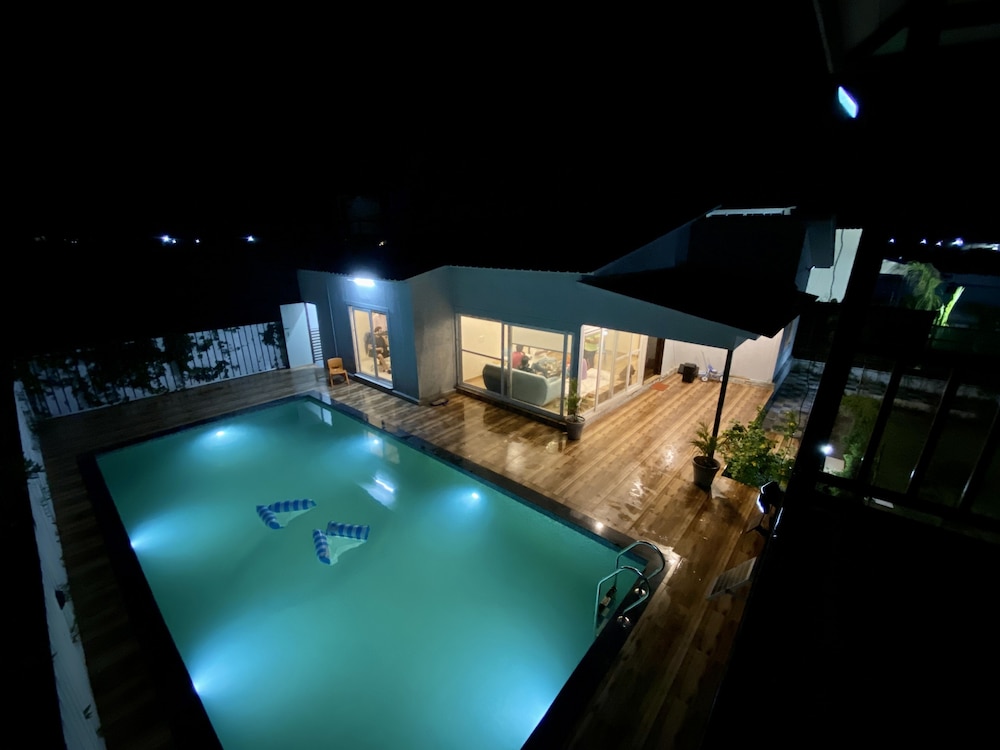 GoBravo 71: 2Bhk Farm with Pool & Garden Sector 150 Noida