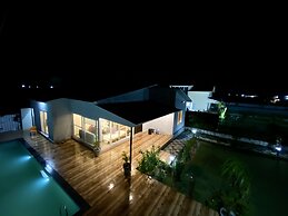 GoBravo 71: 2Bhk Farm with Pool & Garden Sector 150 Noida